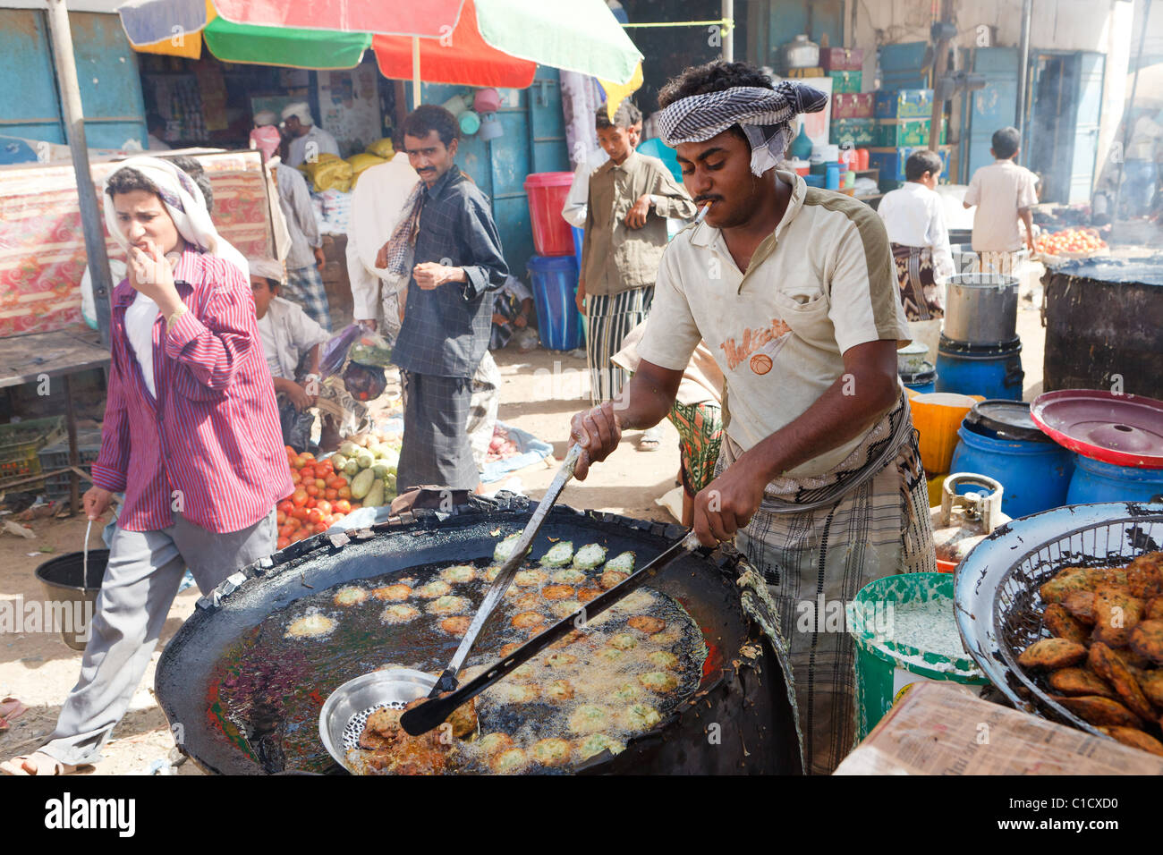 Man cooking food at Bait Al Faqih Friday Market, Yemen Stock Photo