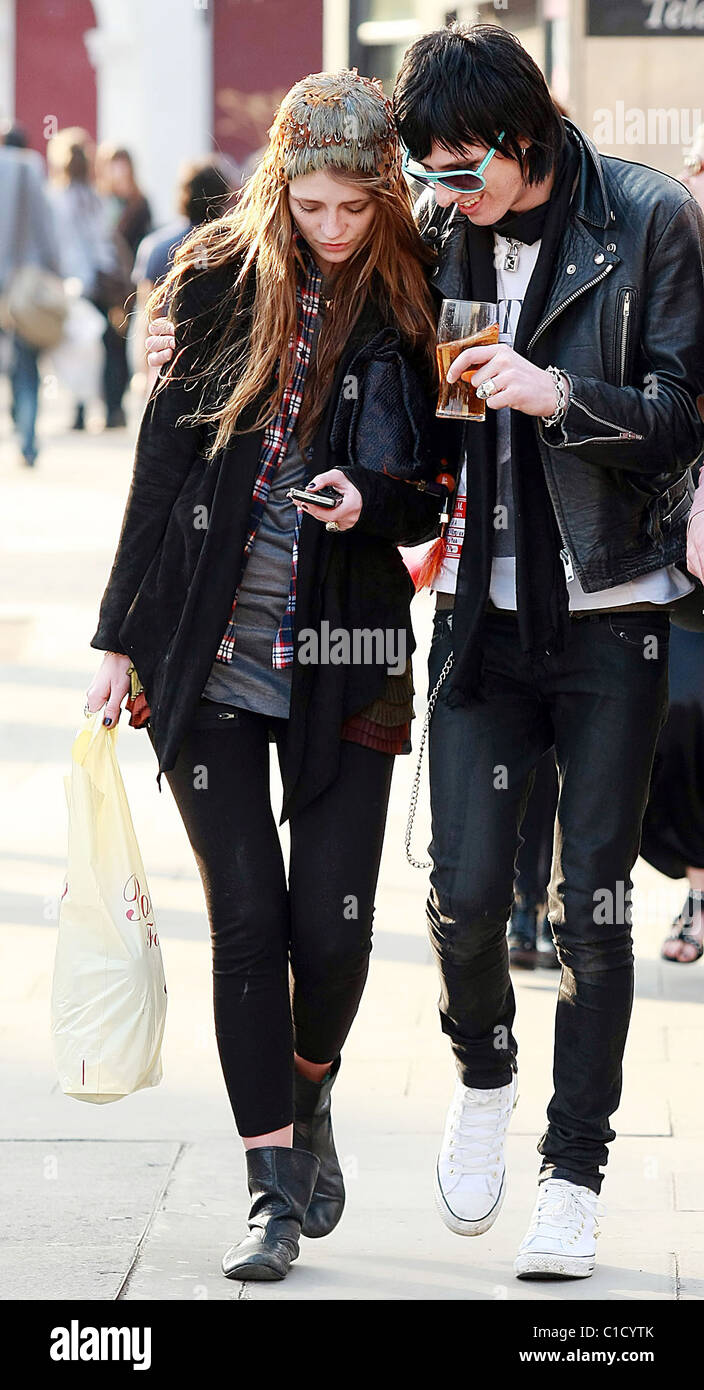 Mischa Barton Wearing A Feathered Headpiece Enjoying A Day Out With Friends In Primrose Hill London England 19 04 09 Stock Photo Alamy