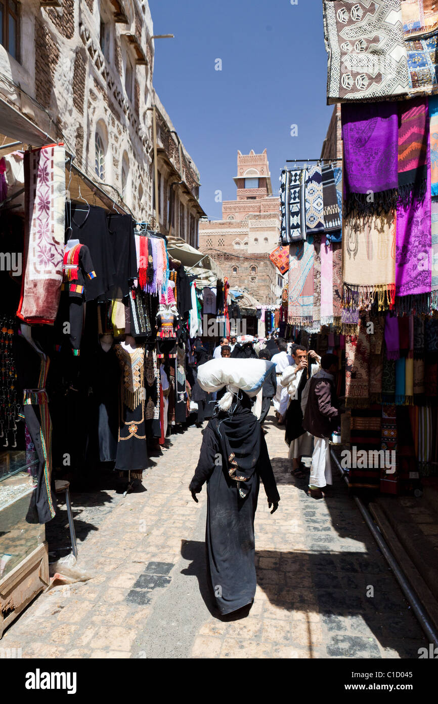 Street scene in the Souk of the old City of Sana'a, Yemen Stock Photo