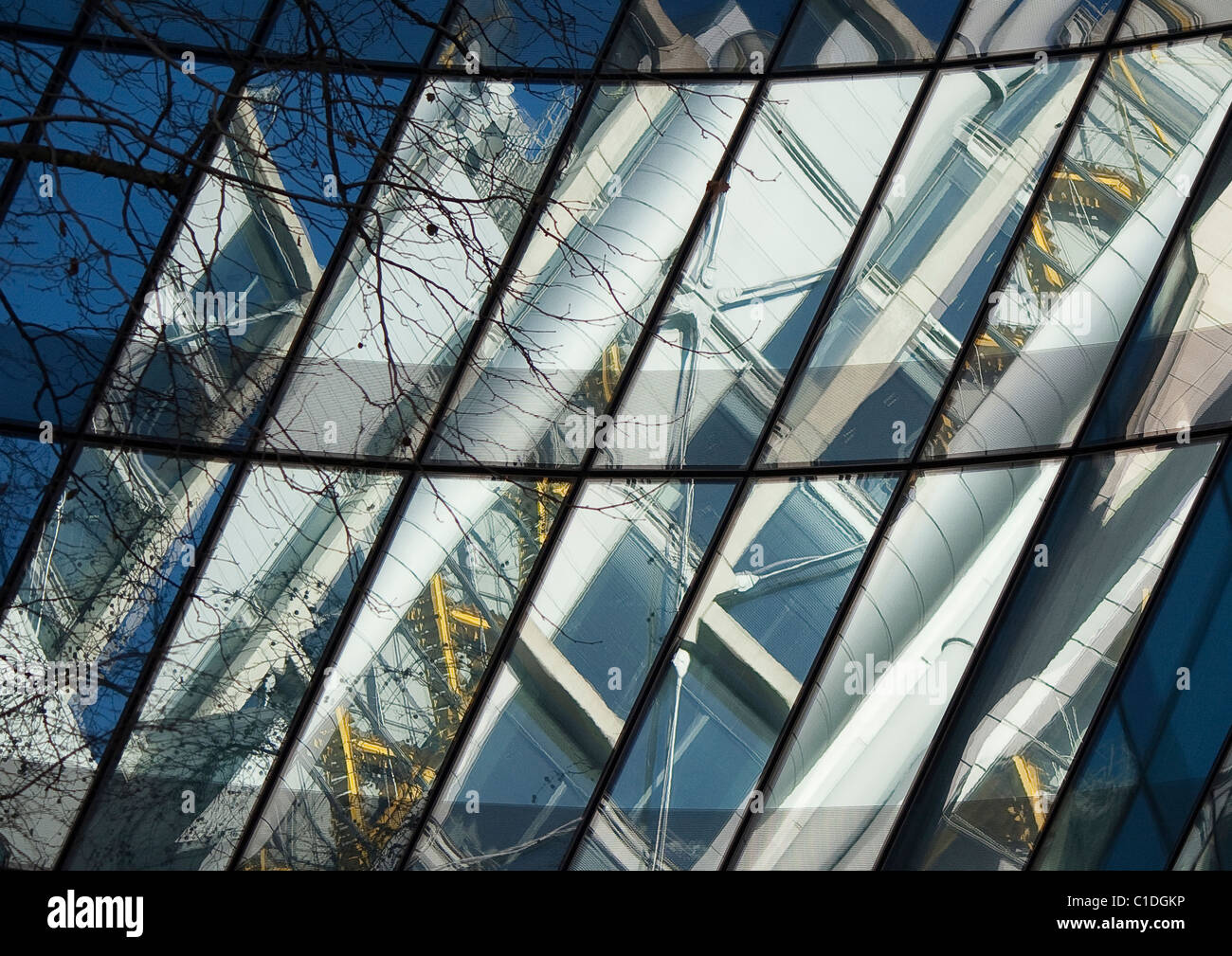 London building window reflection hi-res stock photography and images ...