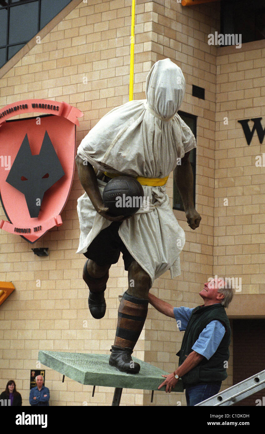 Under cover... The Billy Wright statue arrives outside Molineux with James Butler Sculptor 10/9/96 Stock Photo