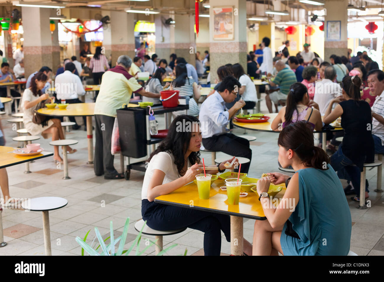 Lunchtime crowd at the People's Park Complex hawker centre (food court).  Chinatown, Singapore Stock Photo