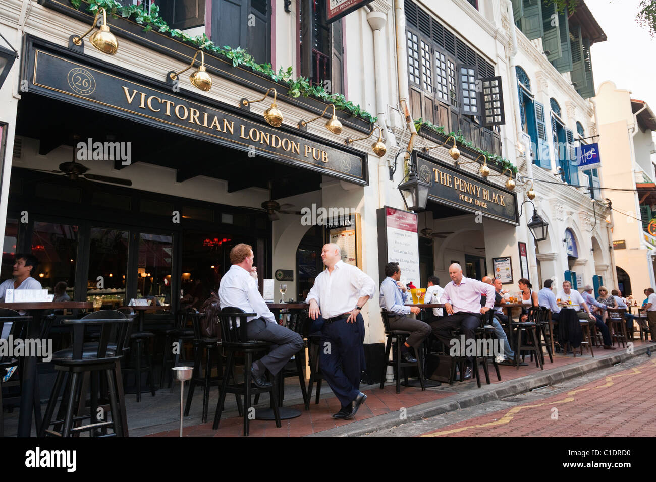 [Image: expatriate-workers-drinking-at-a-british...C1DRD0.jpg]