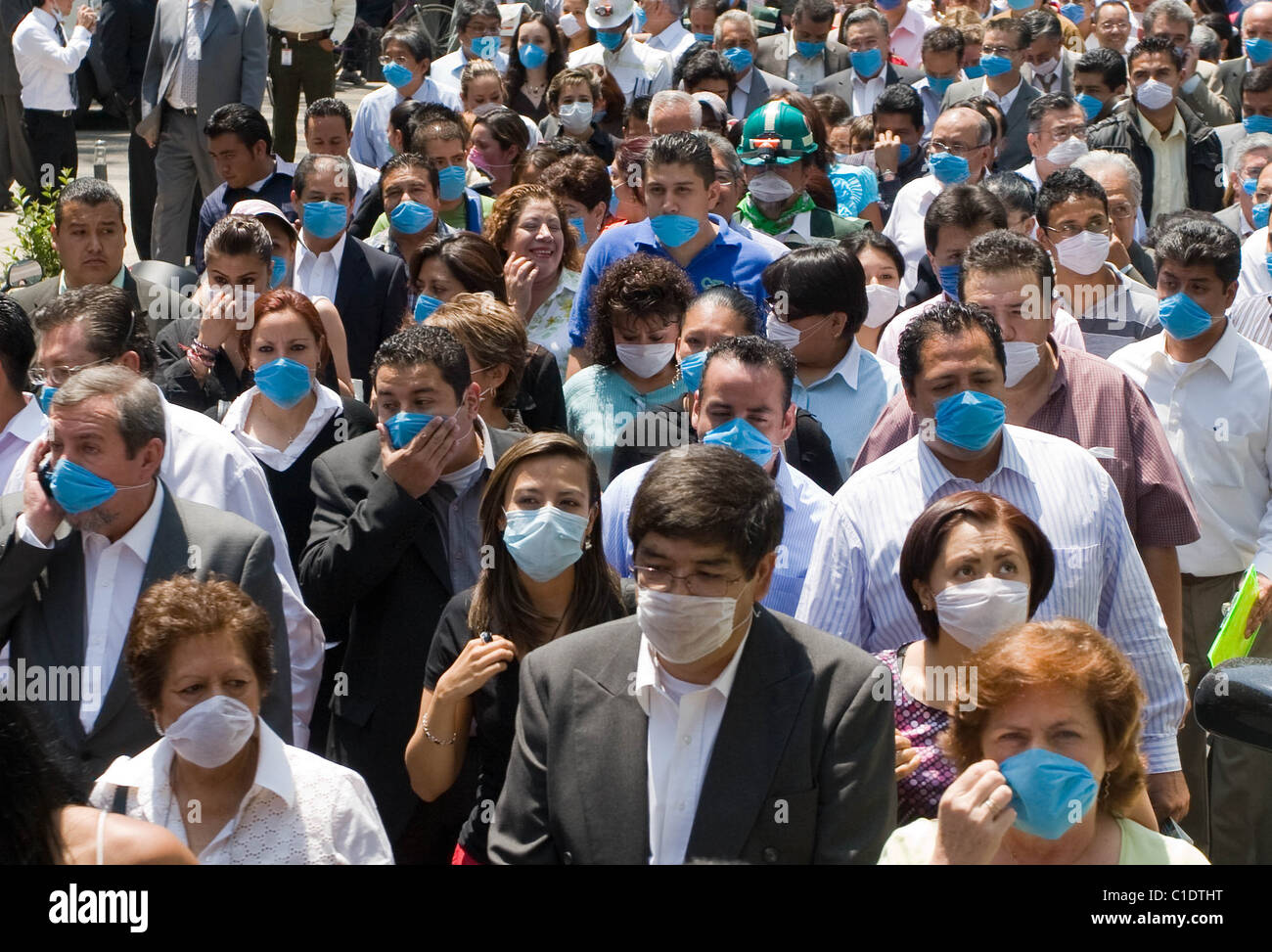 Много человек болеют. Массовые заболевания людей. Много людей в масках.