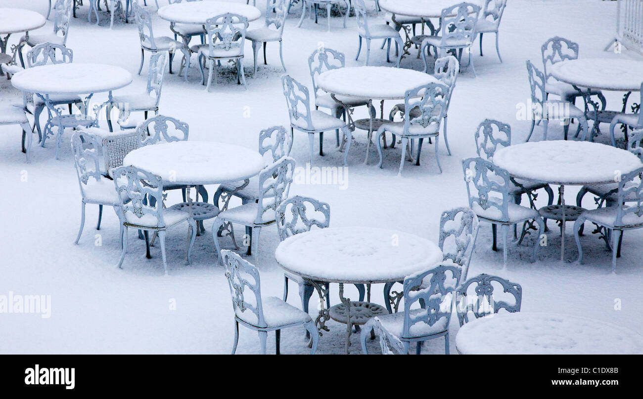 Snow covered tables at chairs - Compleat Angler Marlow Stock Photo