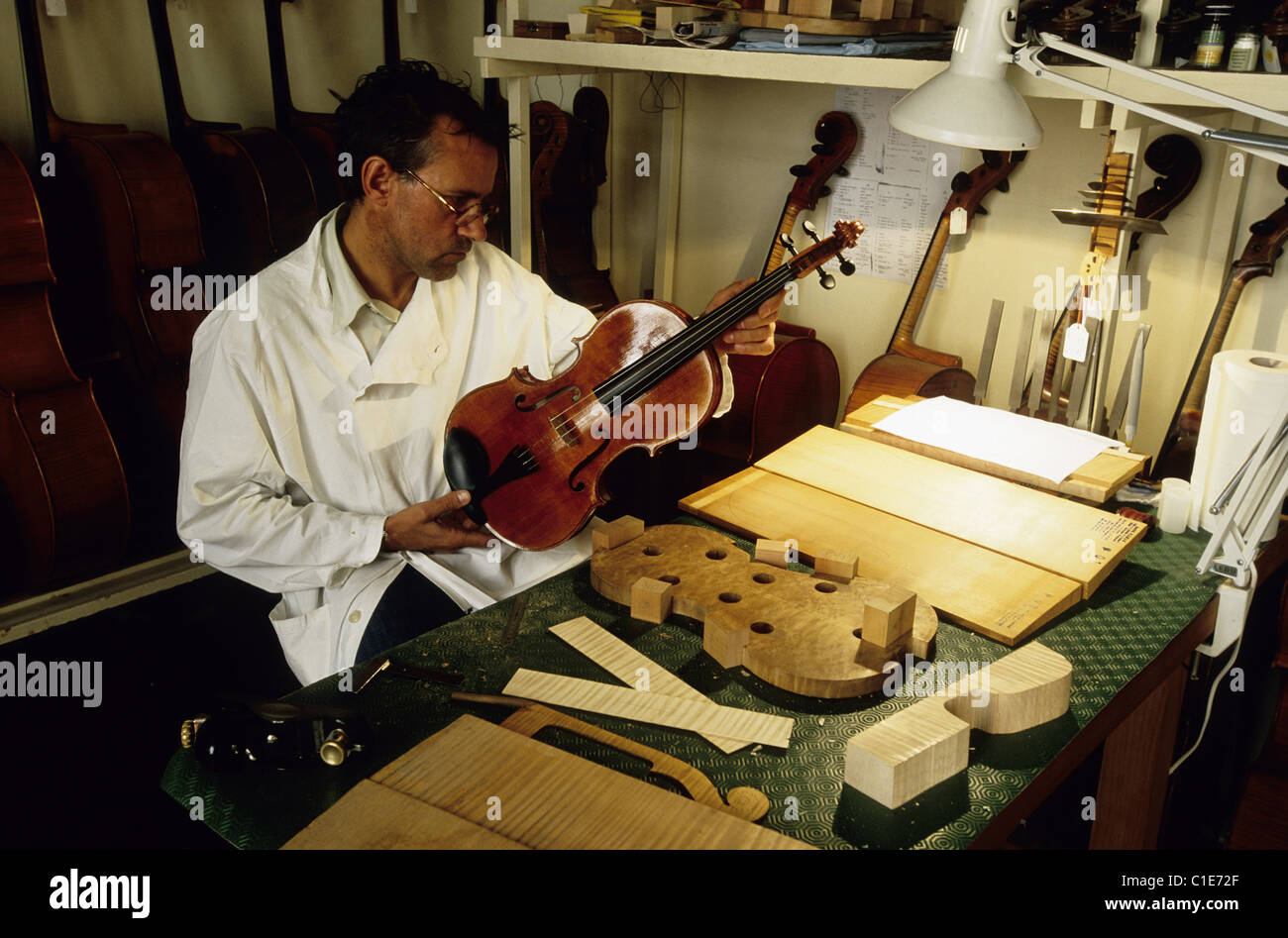 France, Paris, fabrication workshop of stringed instruments Watelot Rampal Stock Photo