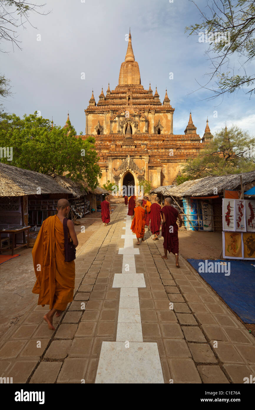 Buddhist monks entering the Sulamani Buddhist Temple, Minnanthu, southwest of Bagan, Burma Stock Photo