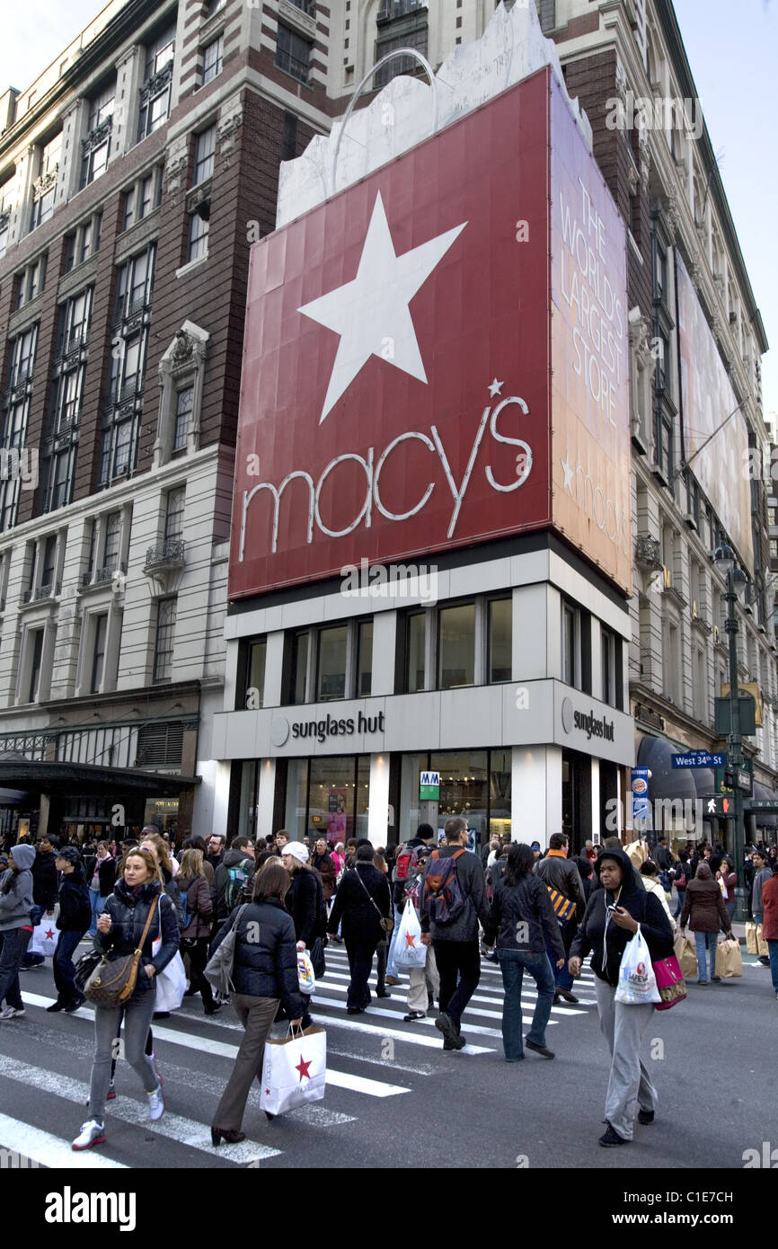 Shoppers and tourists cross 34th Street on Broadway near ...