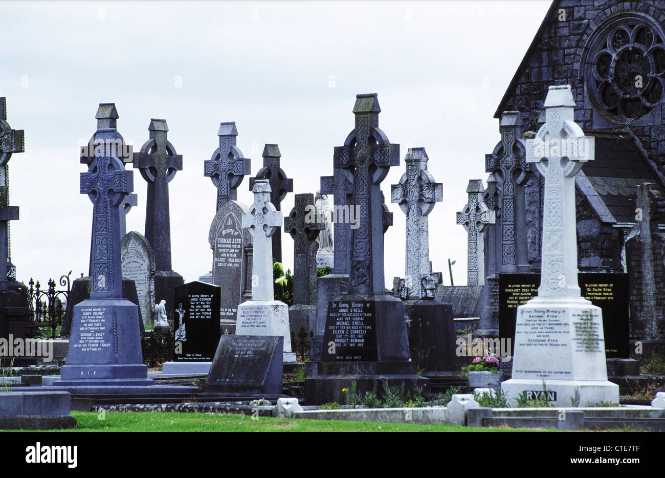 Irland, Galway county, Cemetery and Celtic crosses Stock Photo