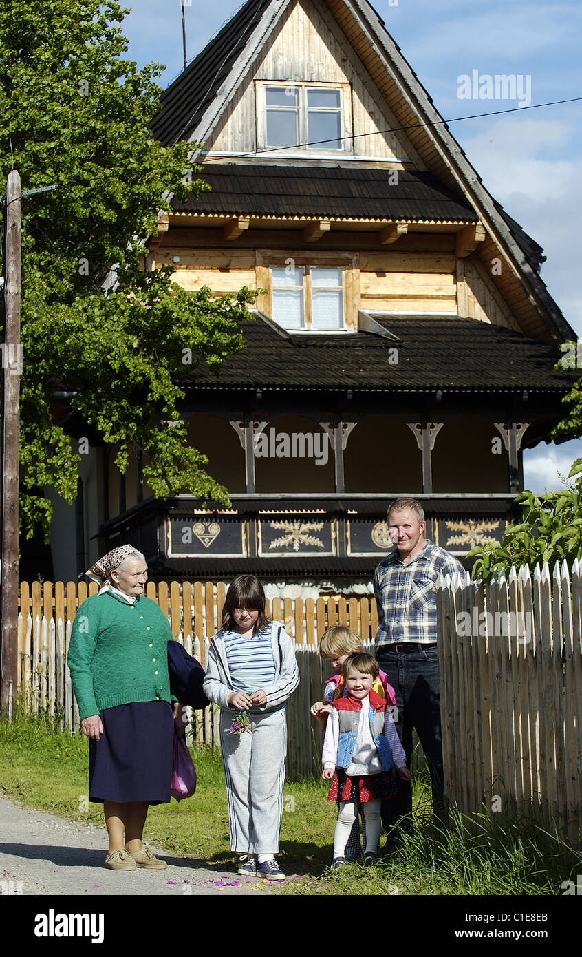 Poland, Lesser Poland, Carpathian Mountains, family of peasants in front of his wooden house in the area of Zarcopane Stock Photo