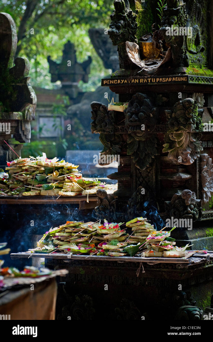 Statue leave offerings in hi-res stock photography and images - Alamy