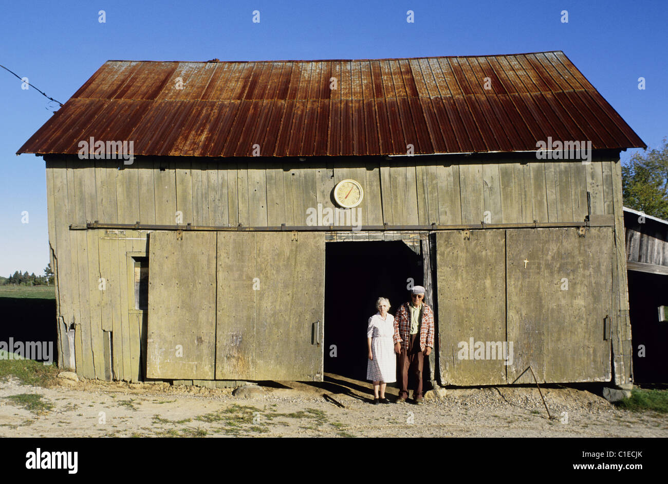Couple in front farm hi-res stock photography and images - Alamy
