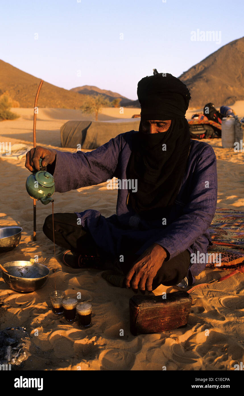 Niger, Sahara, Tenere desert, preparation of the tea at the bivouac