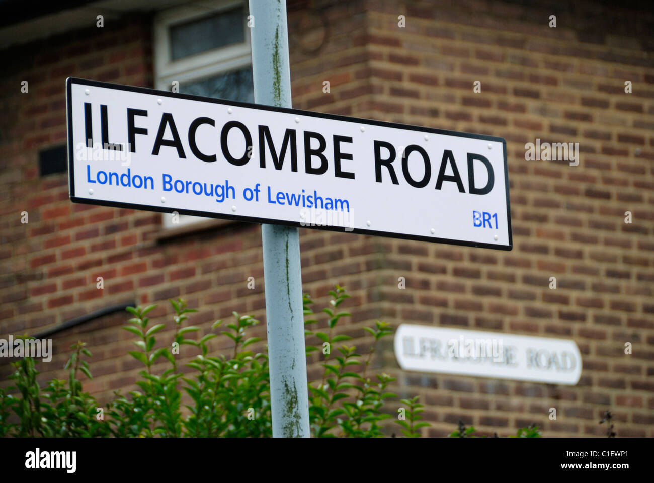 Misspelt London street sign. Should read ‘Ilfracombe Road’ Stock Photo