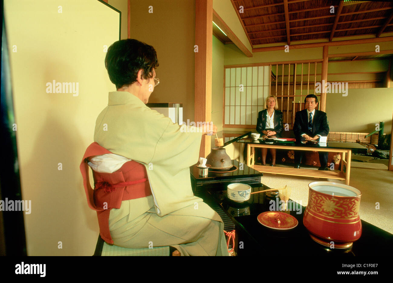 Japan, Tokyo, tea ceremony in special lounge at Okura Hotel Stock Photo