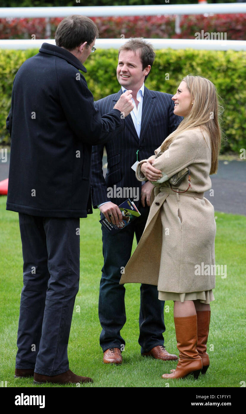 Declan Donnelly and girlfriend Georgie Thompson  enjoying a day at Kempton Park Racecourse.  Donnelly towered over his Stock Photo