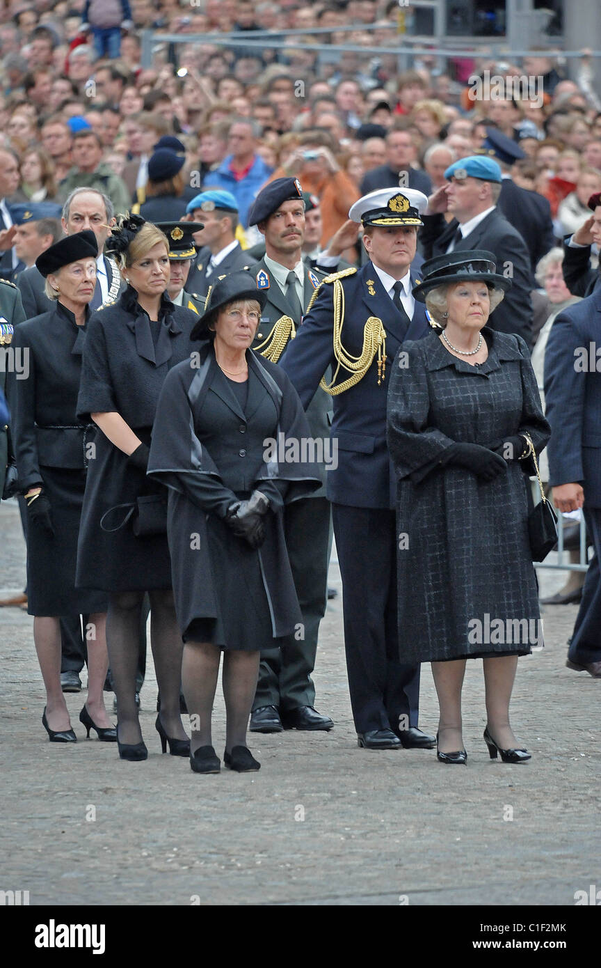 Dutch queen Beatrix and Prince Willem-Alexander with Princess Maxima during a remembrance service for Dutch war casualties Stock Photo