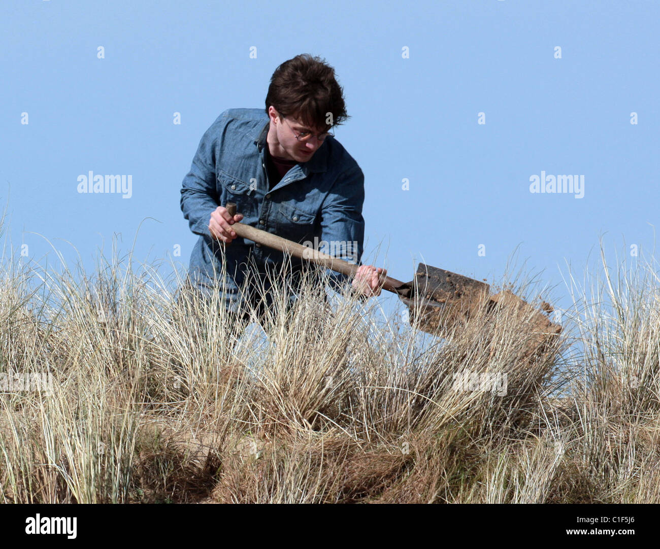 Daniel Radcliffe who plays 'Harry Potter' filming on the Pembrokeshire Coast set of 'Harry Potter and The Deathly Hallows' Stock Photo