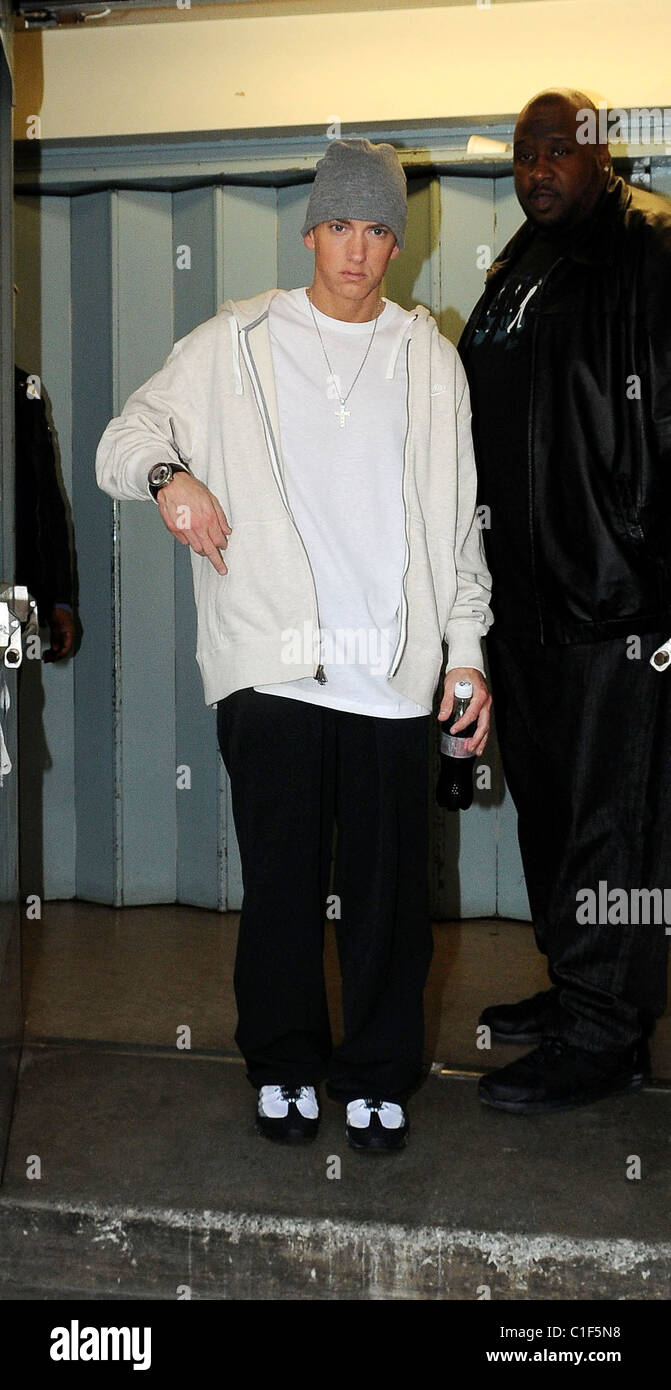 Eminem showing his middle finger to photographers when leaving a recording  studio London, England - 12.05.09 WENN.com Stock Photo - Alamy