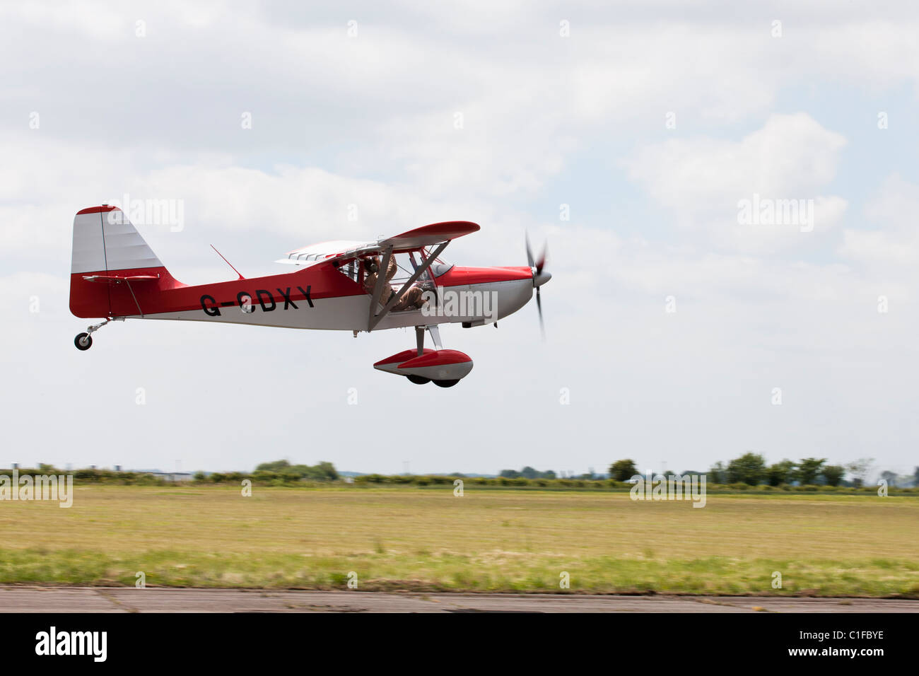Skystar Kitfox Mk7 GCDXY landing at Wickenby Airfield Stock Photo Alamy