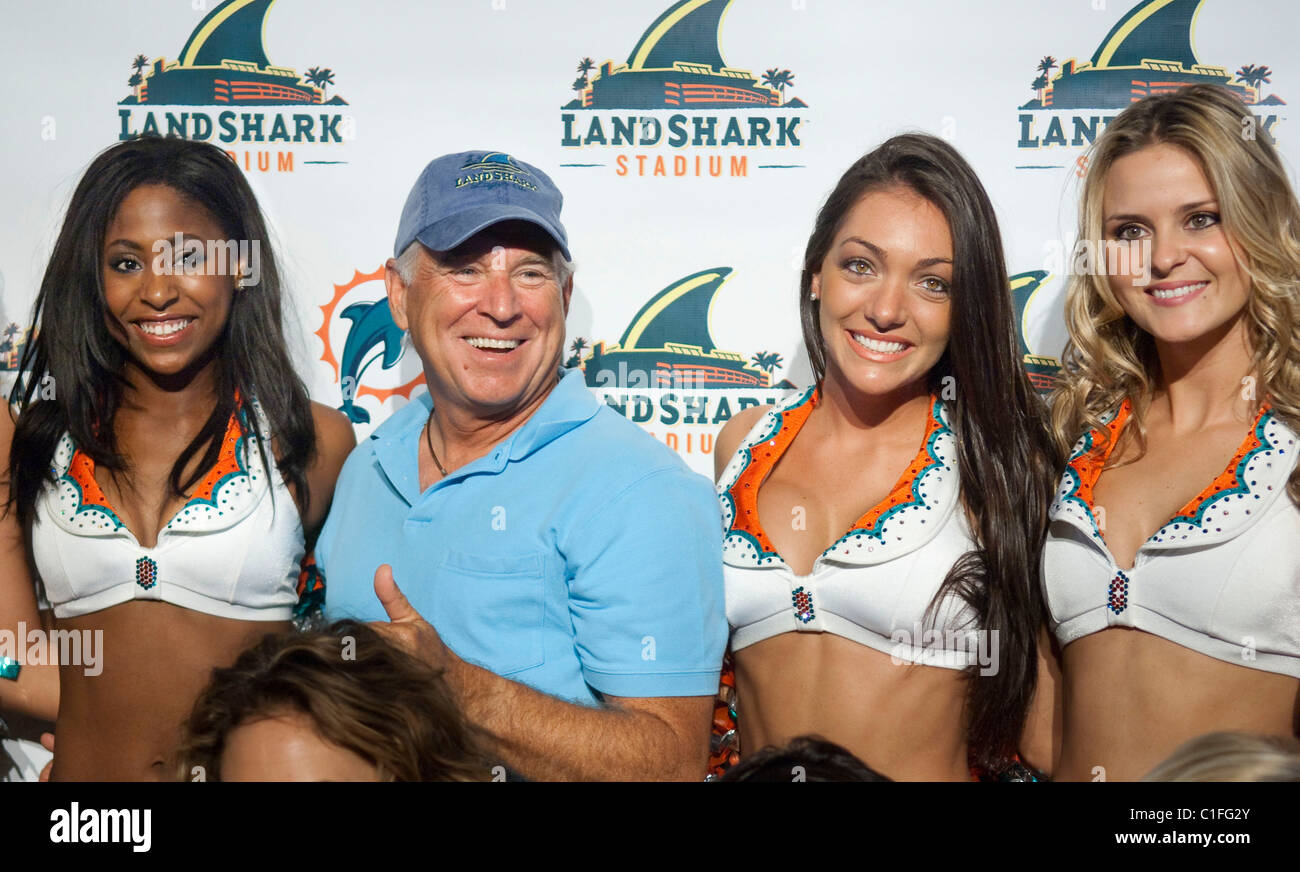 Jimmy Buffett and cheerleaders The Miami Dolphins football team owner and  general managing partner Stephen M Ross and Stock Photo - Alamy