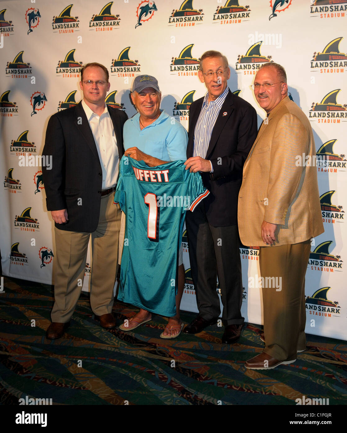 Jimmy Buffett and cheerleaders The Miami Dolphins football team owner and  general managing partner Stephen M Ross and Stock Photo - Alamy