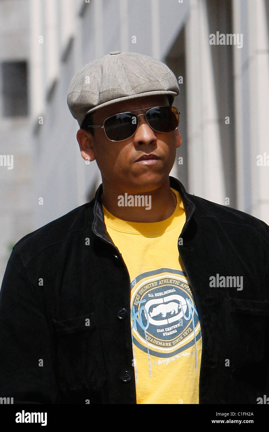  Foto zu German singer Xavier Naidoo walks his dogs at Potsdamer Platz square 