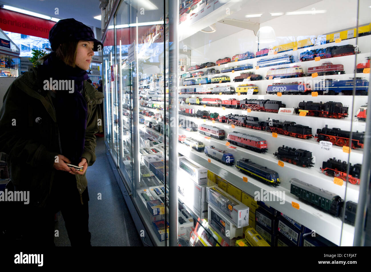 Shops shop offer display window sale hires stock photography and images Alamy