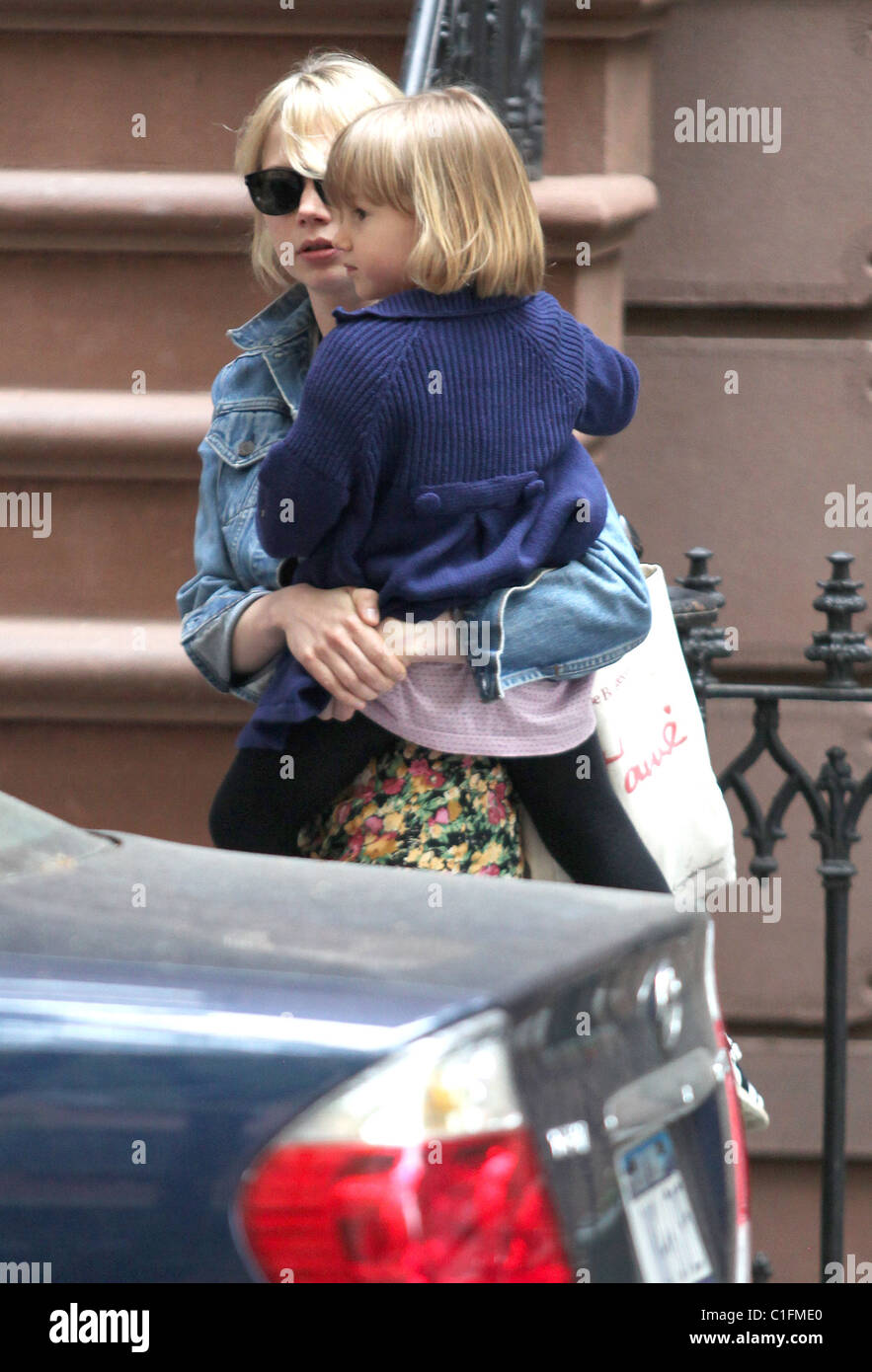 Michelle Williams Goes For Coffee With A Friend And Her Daughter Matilda New York City Usa 15