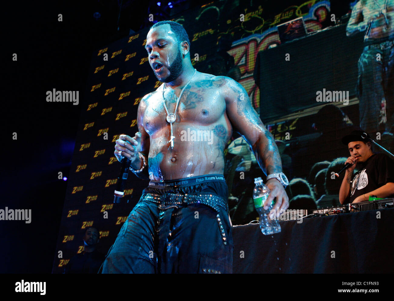 Where Does Flo Rida Live Flo Rida performing live at the Z-100's Zootopia 2009 concert at the ...