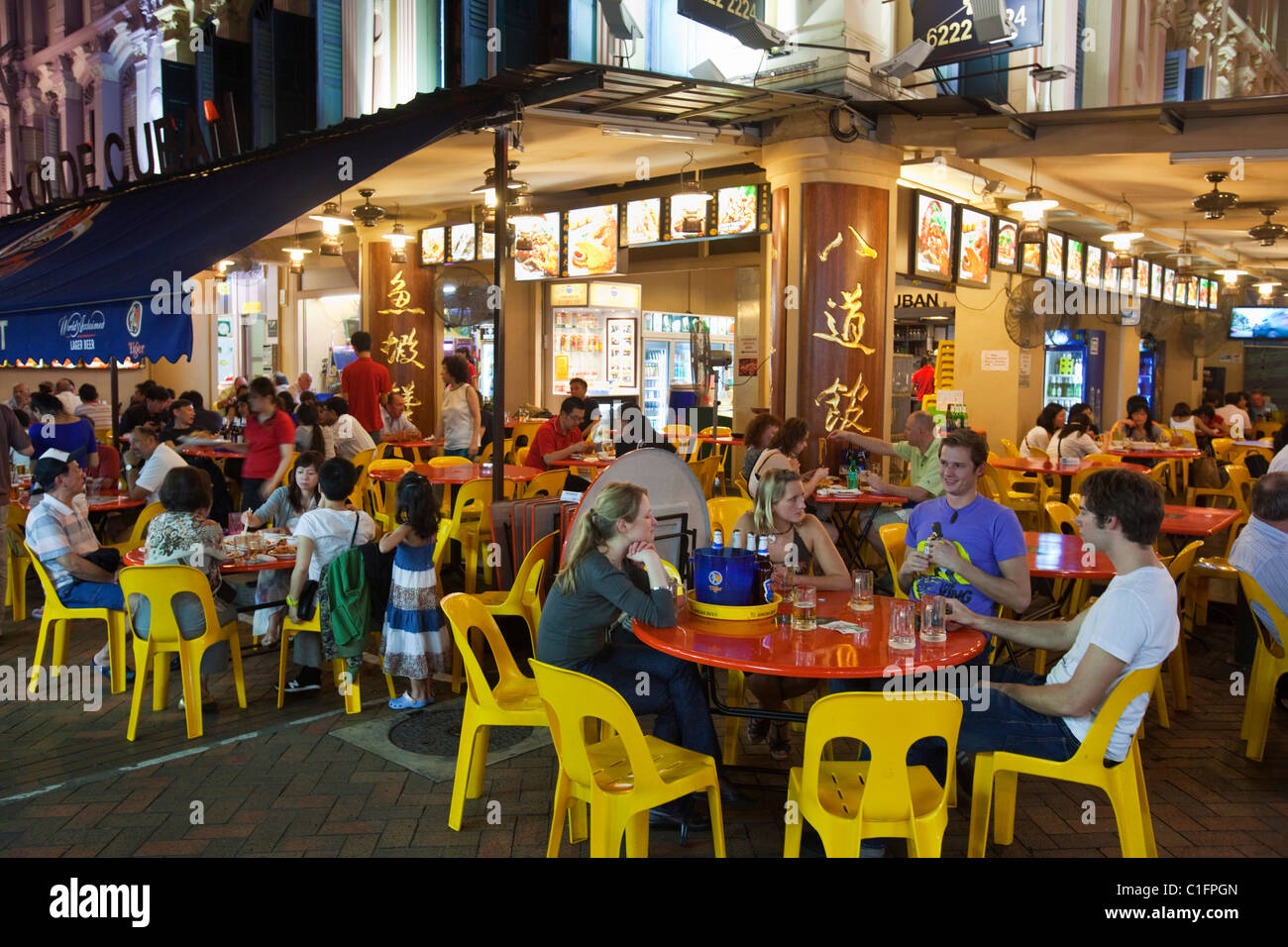 Eating and drinking at the Temple Street night market.  Chinatown, Singapore Stock Photo