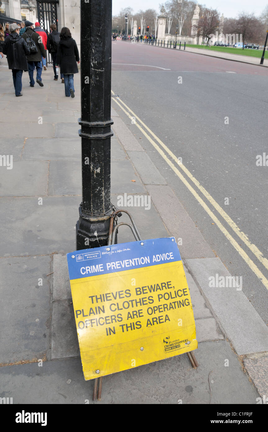 Buckingham Palace Crime prevention sign Thieves plain clothes officers operate in this area Stock Photo