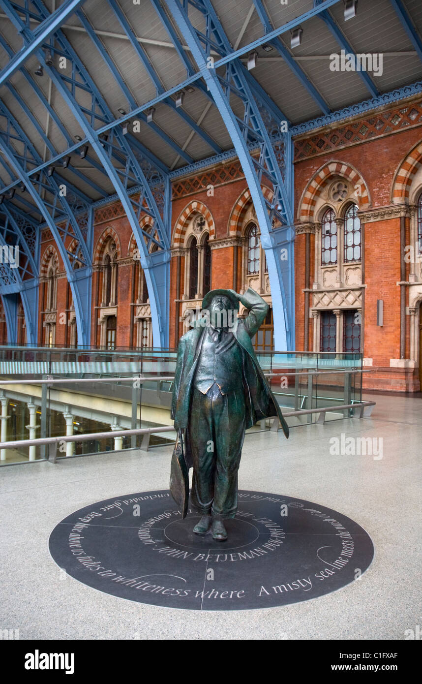 statue of john betjeman,st.pancras international station, london Stock Photo