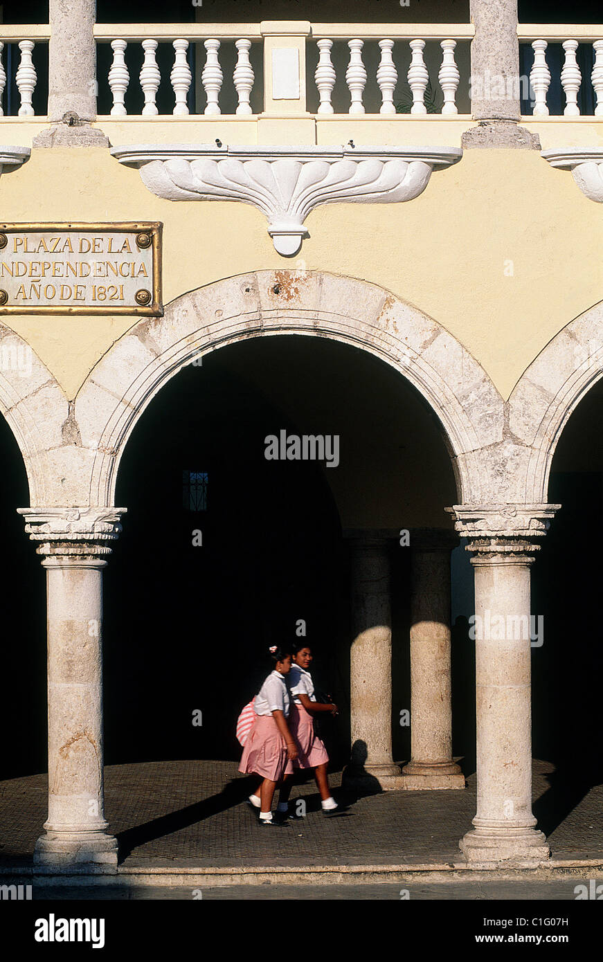 Mexico, Yucatan State, City of Merida pupils going to school under the arcades of the city hall Stock Photo