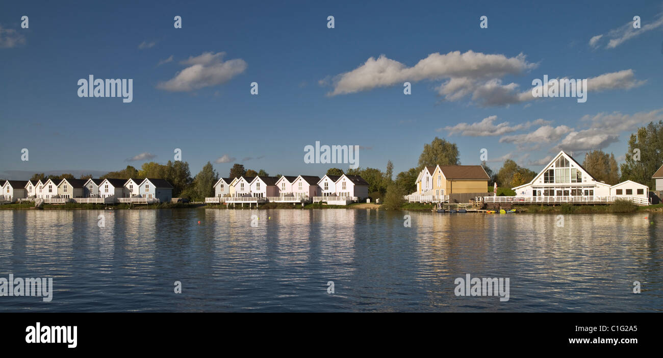 New England style holiday lodges and the Watermark centre on the shore of Lake 14 at the Cotswold Water Park Stock Photo