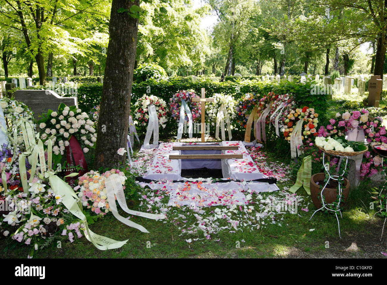 Atmosphere Funeral of German actress Barbara Rudnik at Nordfriedhof Munich, Germany - 29.05.09 Stock Photo