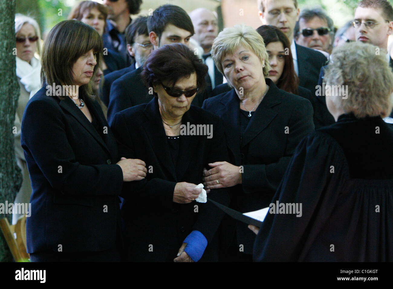 Guests Funeral of German actress Barbara Rudnik at Nordfriedhof Munich, Germany - 29.05.09 Stock Photo