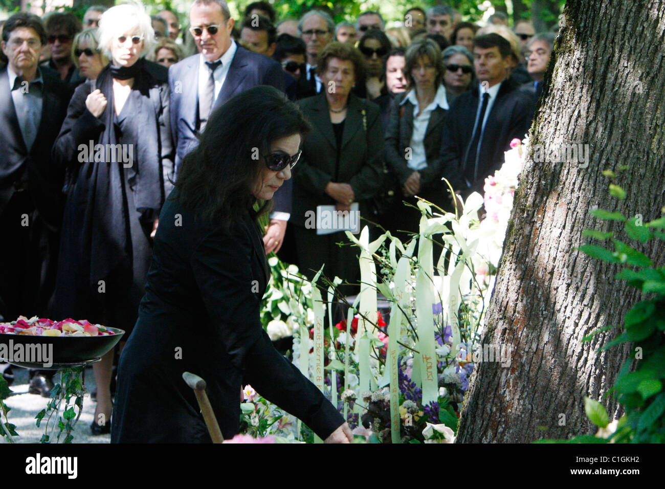Hannelore Elsner Funeral of German actress Barbara Rudnik at Nordfriedhof Munich, Germany - 29.05.09 Stock Photo