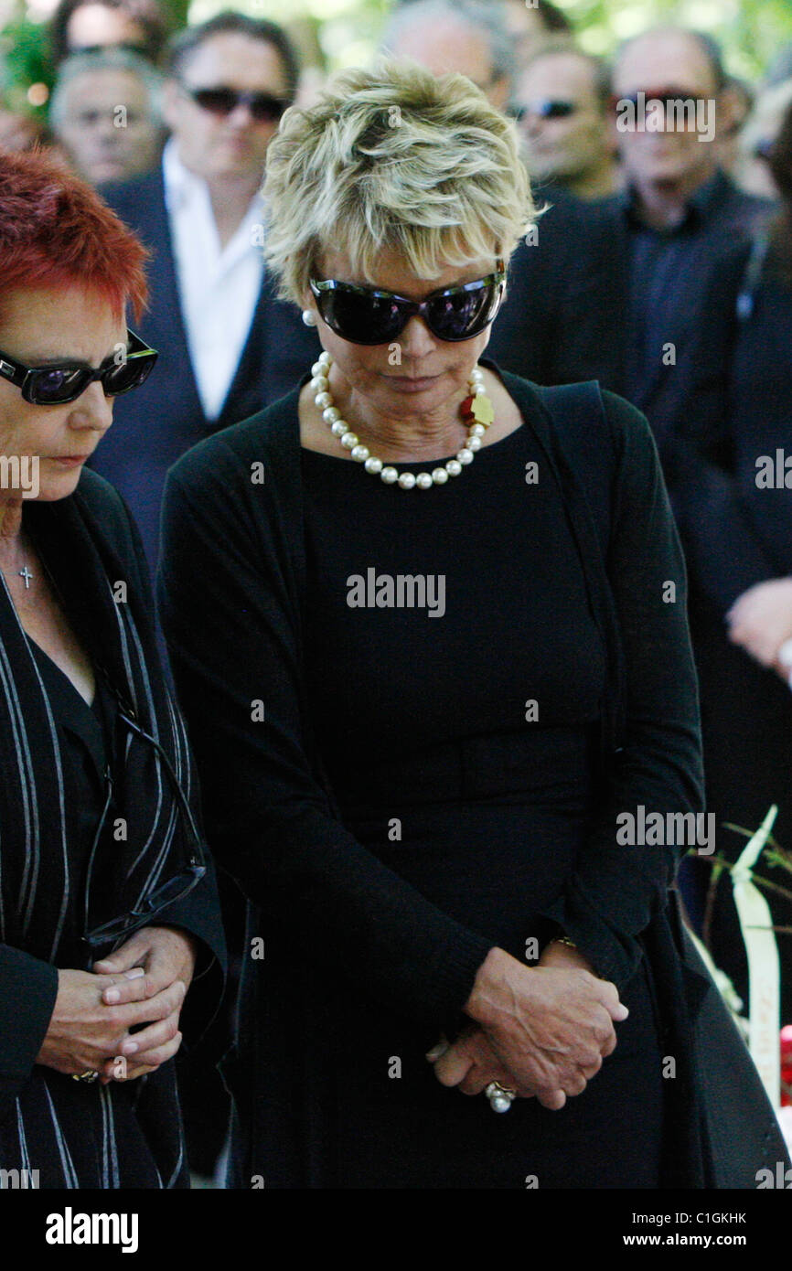 Uschi Glas Funeral of German actress Barbara Rudnik at Nordfriedhof Munich, Germany - 29.05.09 Stock Photo