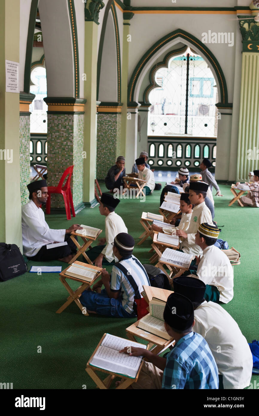 Qur'an class in the Abdul Gaffoor Mosque.  Little India, Singapore Stock Photo
