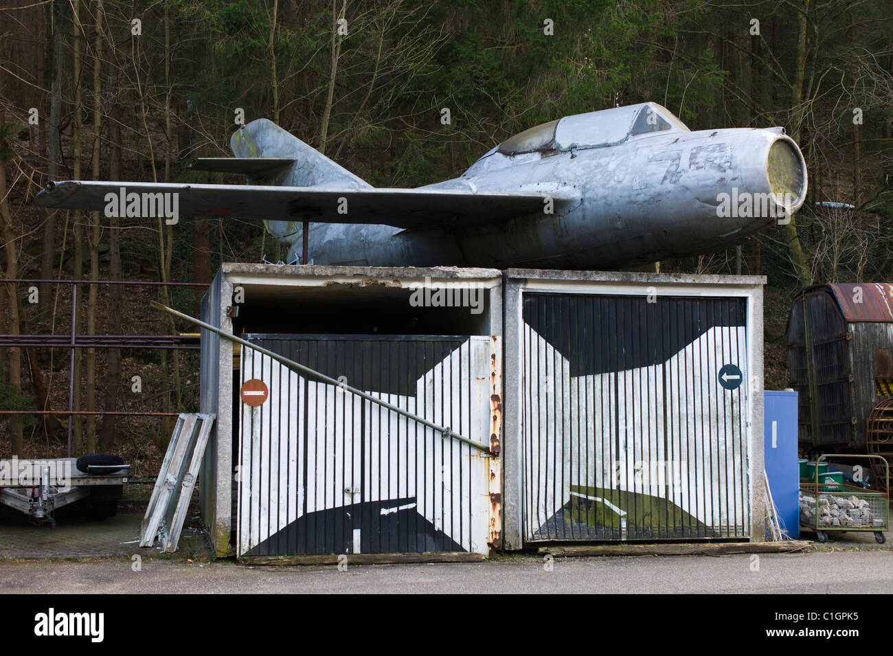 https://c8.alamy.com/comp/C1GPK5/russion-mig-fighter-jet-fahrzeug-museum-marxzell-near-karlsruhe-germany-C1GPK5.jpg