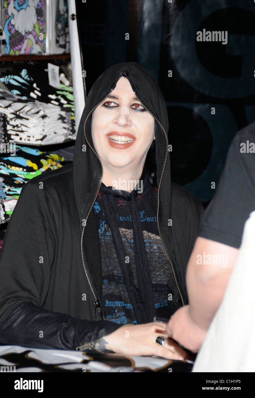 Marilyn Manson signs copies of his new album 'The High End of Low' at Hot  Topic Hollywood Los Angeles, California - 22.05.09 Stock Photo - Alamy