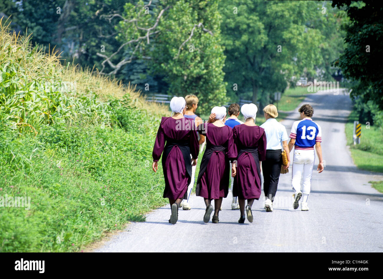 United States, Pennsylvania, The Lancaster county amish people, Mennonites girls walking alonside the road Stock Photo