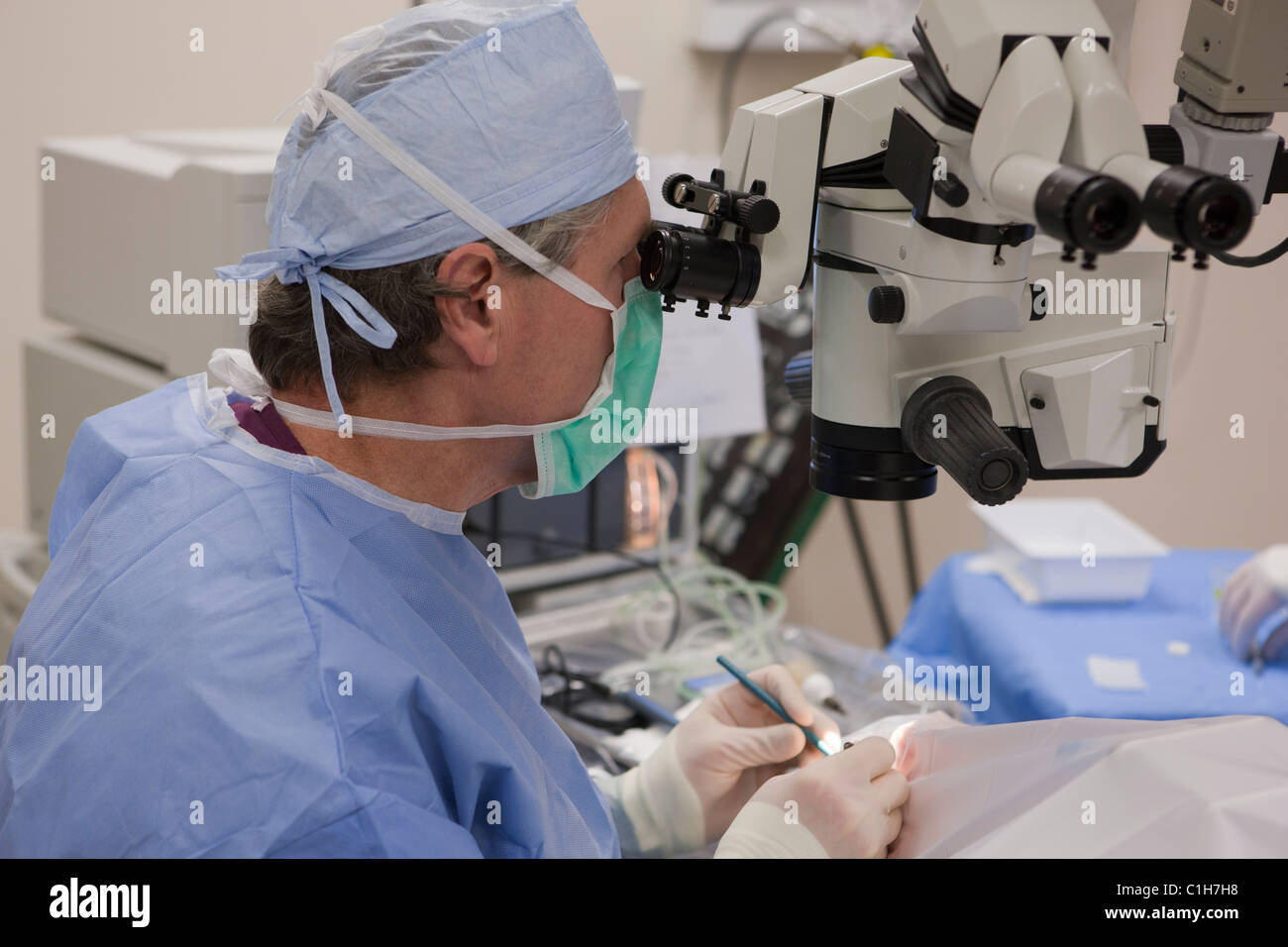 Катаракта операция clinicaspectr ru. Хирурги катаракты. Хирургия катаракта Молдова. Операция по удалению катаракты ребенку. Операция катаракты фото.