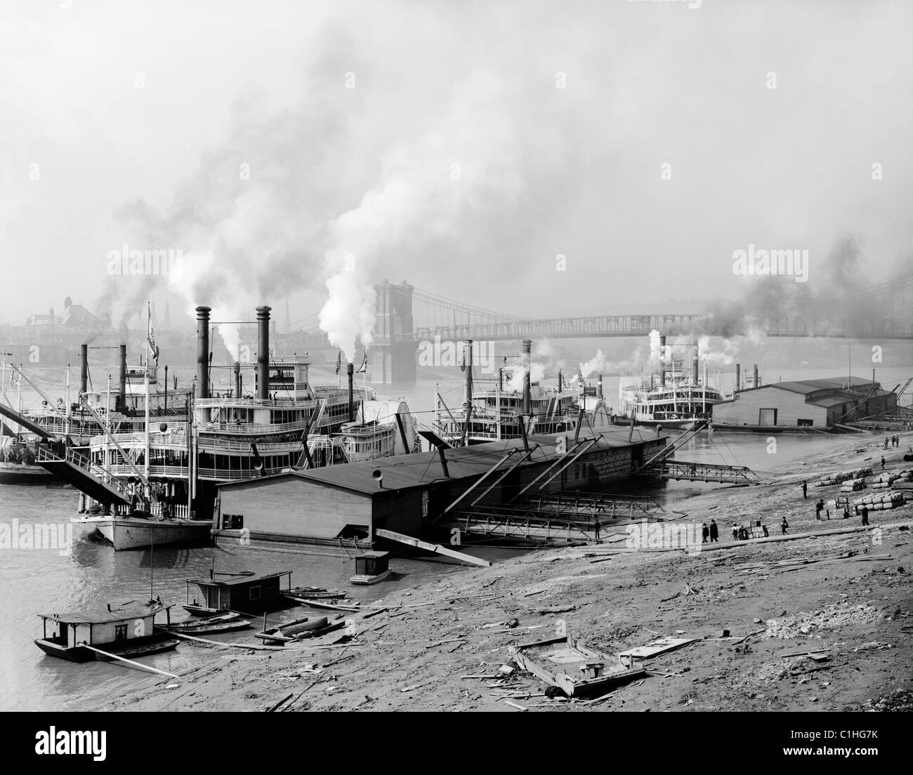 Along the levee, Cincinnati, Ohio circa 1907 Stock Photo - Alamy