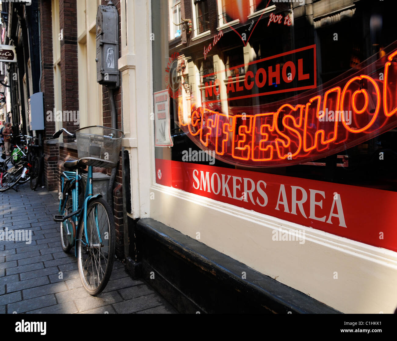 Amsterdam coffee shop and Walkway crowded with tourists Stock Photo Alamy