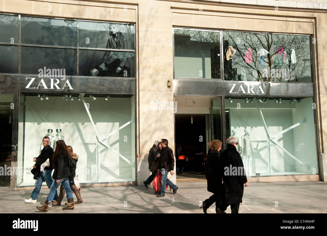 Paris, France -Zara store Stock Photo - Alamy