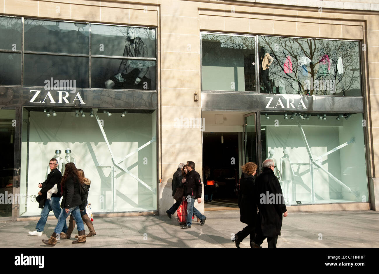 Paris france zara hi-res stock photography and images - Alamy