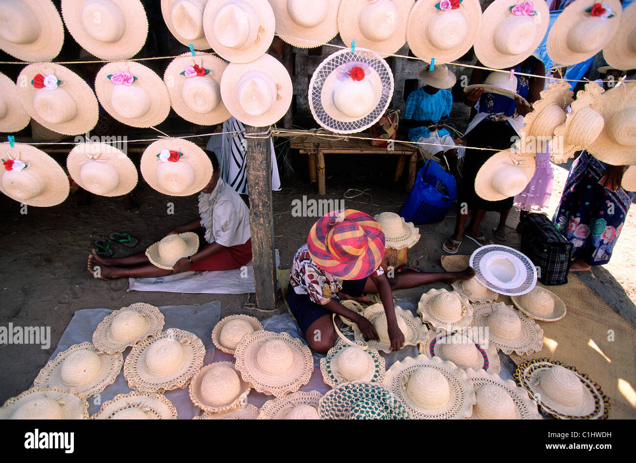 Madagascar, Côte Est, Maroanstetra, des chapeaux au marche Stock Photo