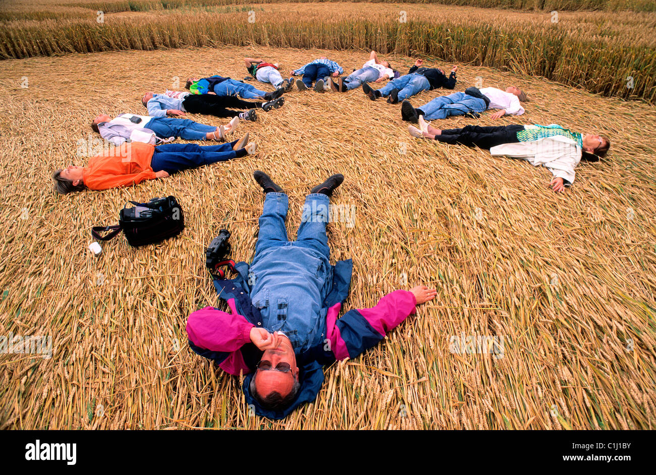 United Kingdom, Wiltshire, Crop-circles, Michael Hessemann leading a group of meditation inside a formation Stock Photo